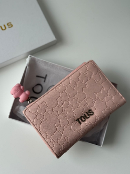 Imagen de BILLETERA DAMA TOUS ROSA CON DISEÑO